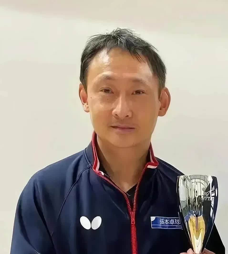 这位就是日本的张本智和、张本美和的爸爸张本宇，他原名叫张宇，老家是中国四川的，现