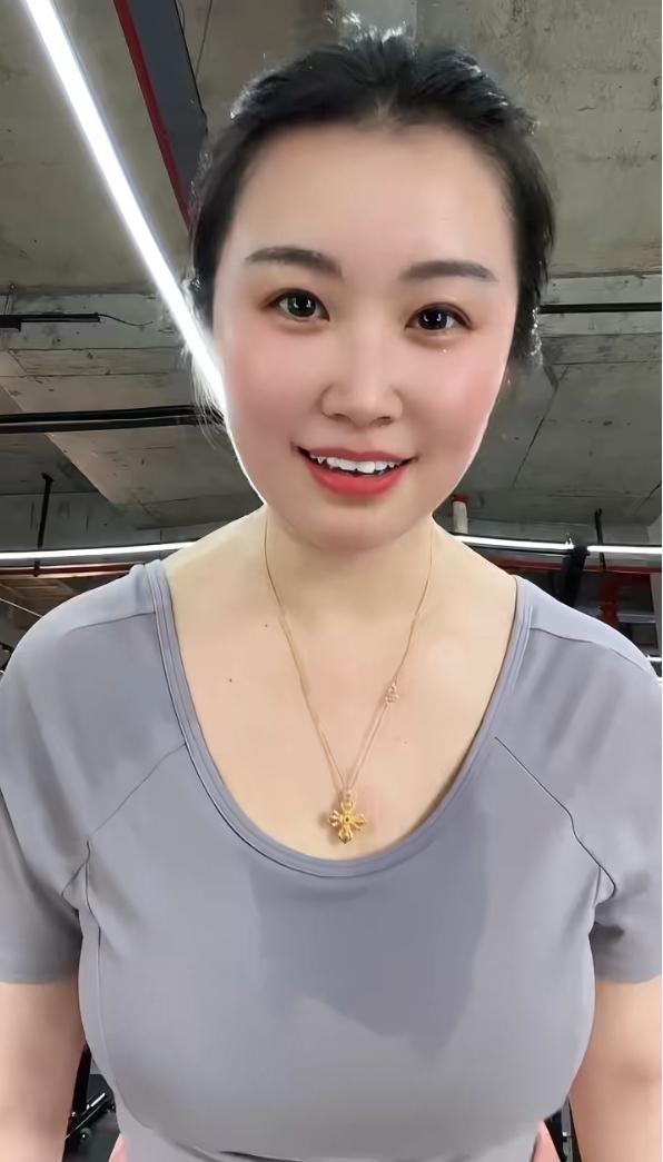 漂亮少妇跑步后畅快淋漓，感觉整个人都精神了。