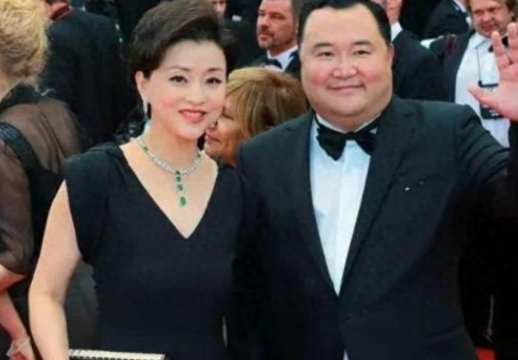 1994年，富豪吴征斥资500万买下一艘游艇，把有夫之妇杨澜邀到游艇大胆表白，杨