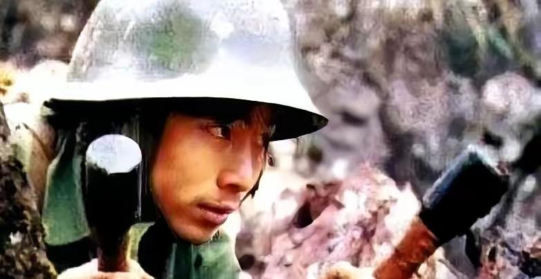 🌛1984年，黄登平在站岗时，突然发现大雾中好像有人影在活动，他悄摸过去，