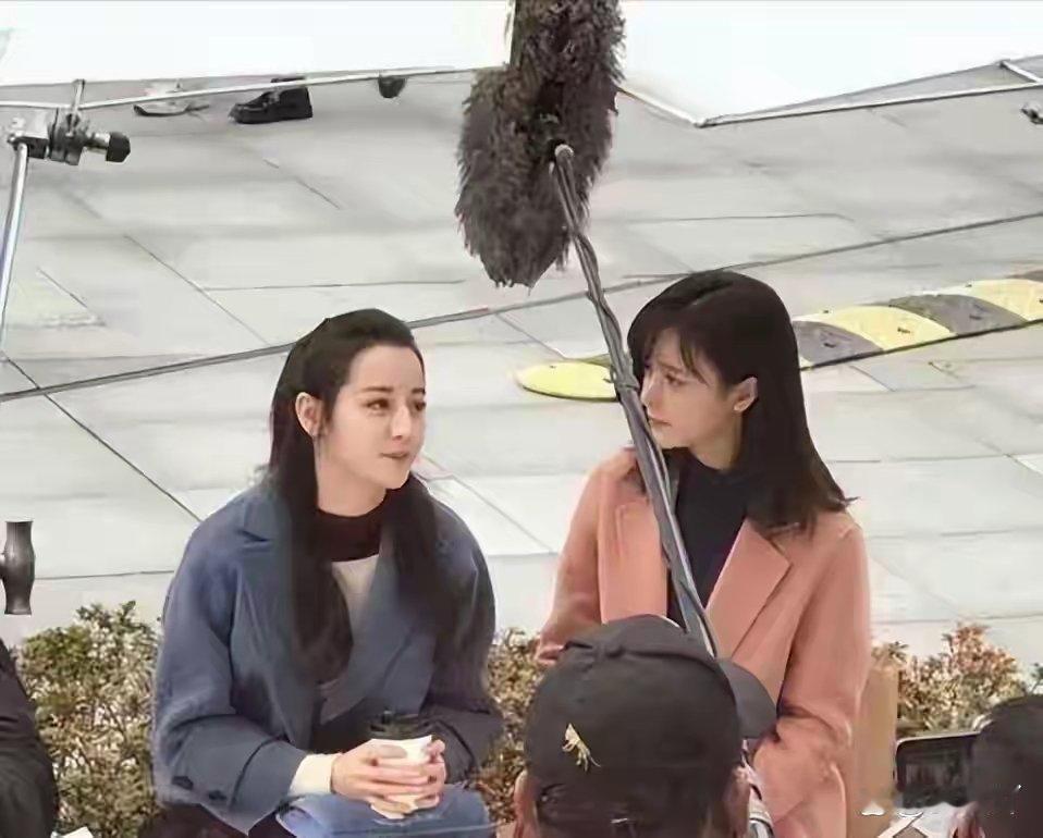 迪丽热巴和替身合影，长得太像了，一眼难辨