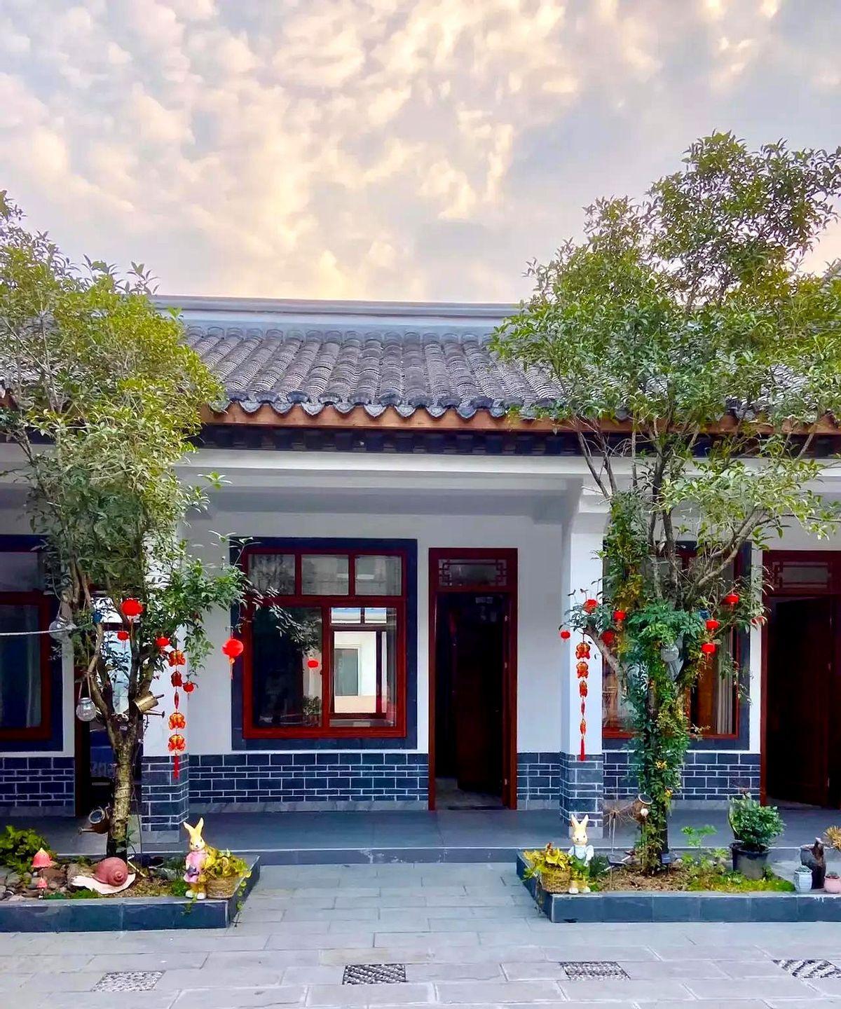 我姑姑退休了，原本想着回农村养老多好啊，农村山青水秀，空气又好，种些花呀草的，房