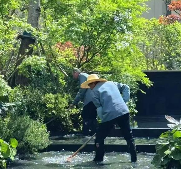 我表哥前年买房，图便宜在远郊买了个“湖景大盘”，销售说地铁规划中，商场马上建。他