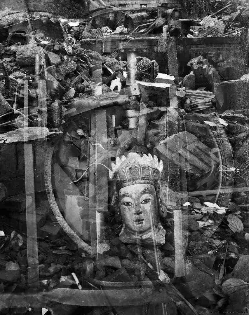 2008年汶川地震后，倒塌的寺庙和佛像程玉杨/摄，收录在摄影展《神·人》中​5