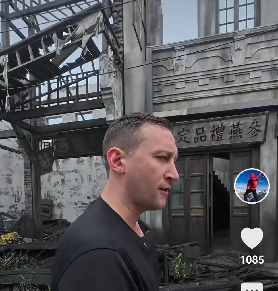 埃文凯尔怀着悲伤的心情，去了电影《南京照相馆》的拍摄地，在现场，他讲述了南京在那