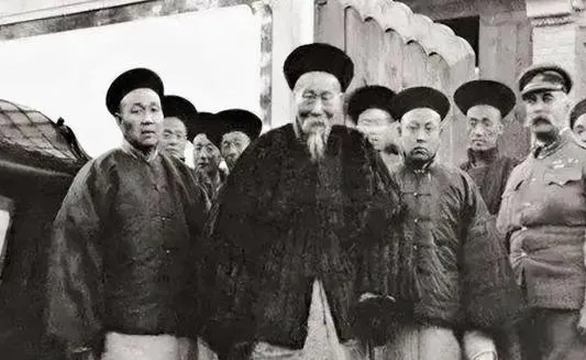 为何甲午战争后日本咬死两亿两白银赔款？李鸿章至死不知清廷秘密九年前已暴露。很多人疑惑，当年李鸿章在《