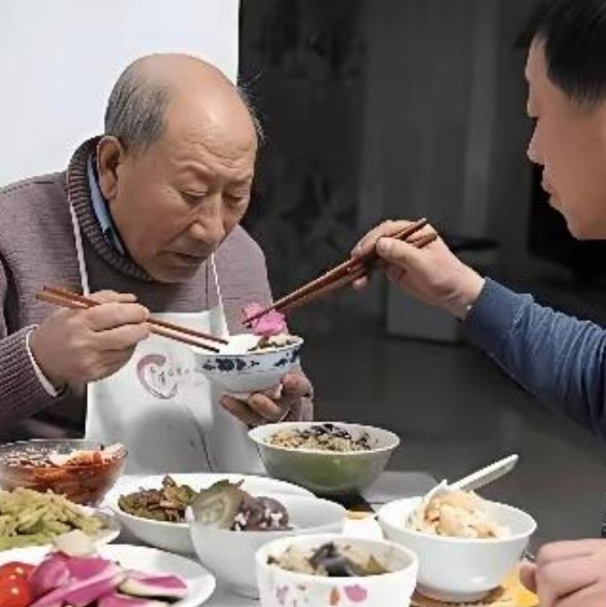 这种新型养老方式，大家觉得靠谱吗？小区一位70岁大爷，老伴走后不会做饭，每