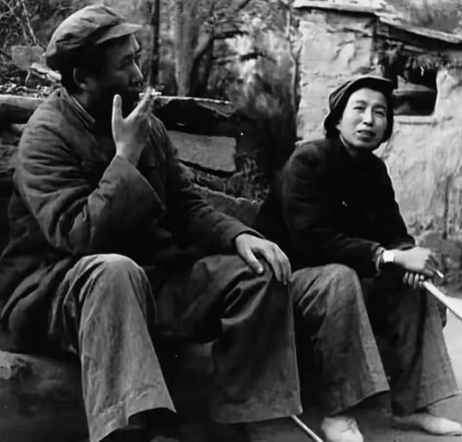 延安时期的一张老照片，原来她也吸烟的，第一次见到。看到这张照片，估计不少朋友