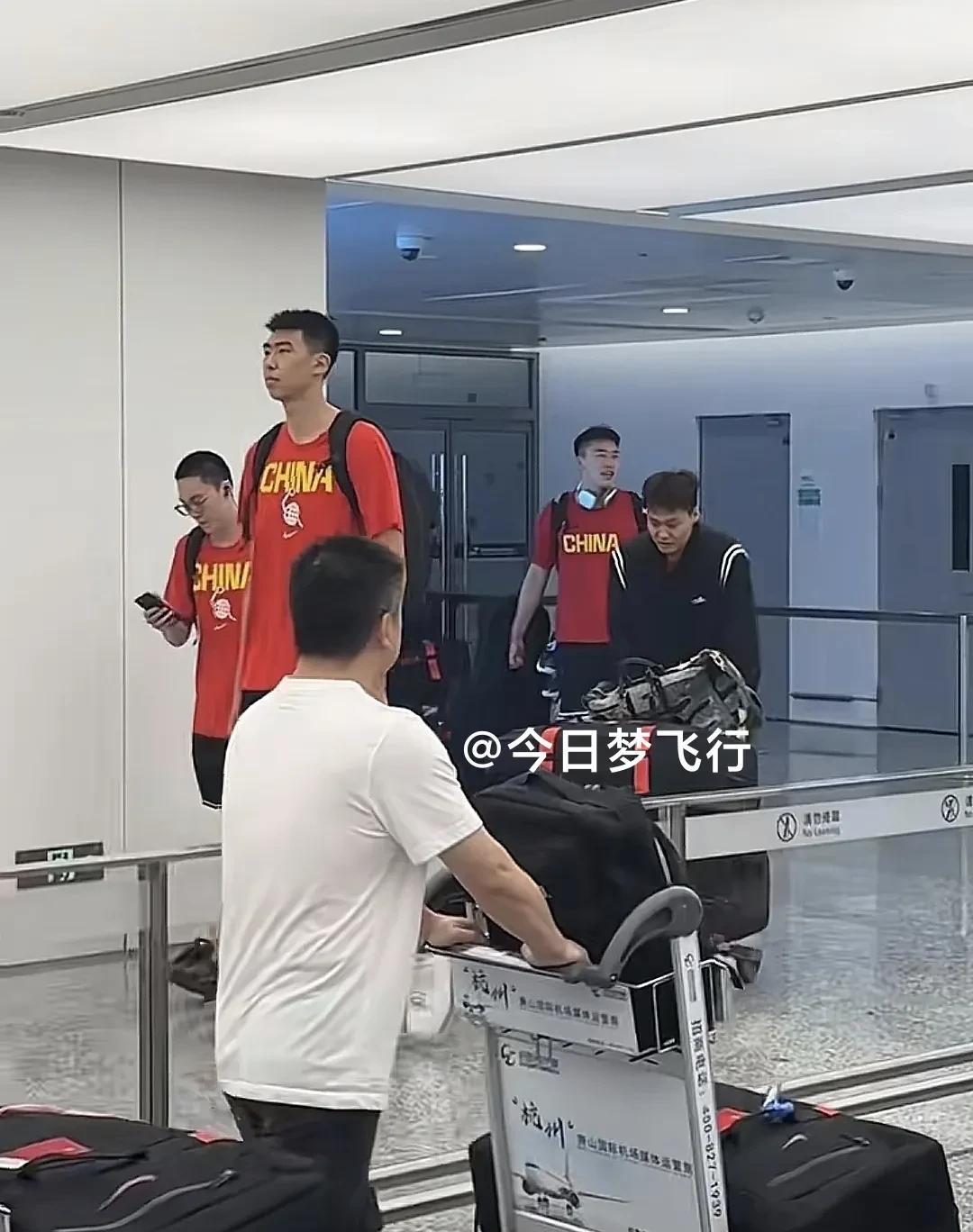广东队小蛇徐昕犀利，国家队队长赵睿还要跟在后面帮他推行李！中国男篮是在傍晚18
