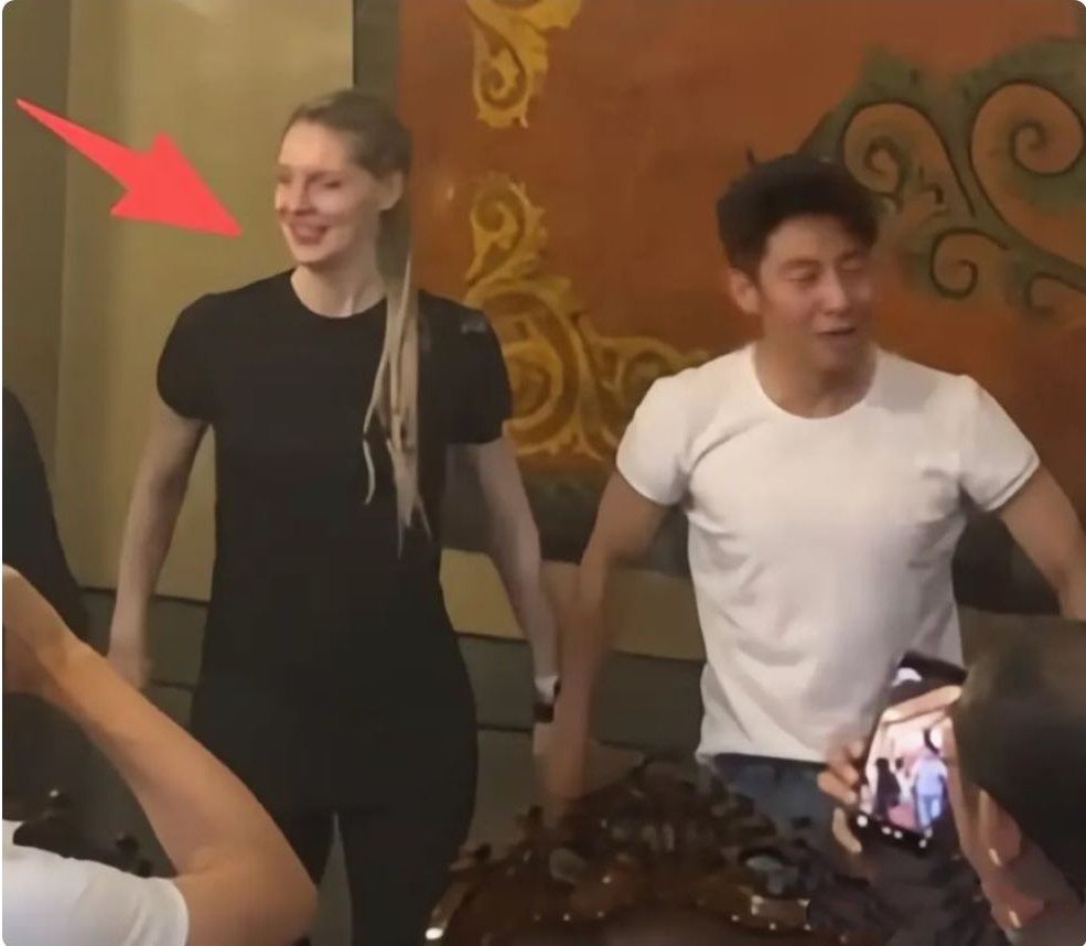 撒贝宁夫妇拉萨吃石锅鸡，李白一头脏辫高又壮，显得撒贝宁更矮小