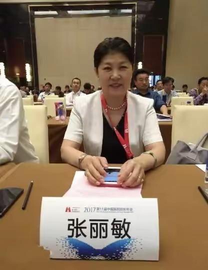 这位女医院院长长相富态，满脸堆笑，穿金戴银，一身名牌，只可惜她这个年没法儿