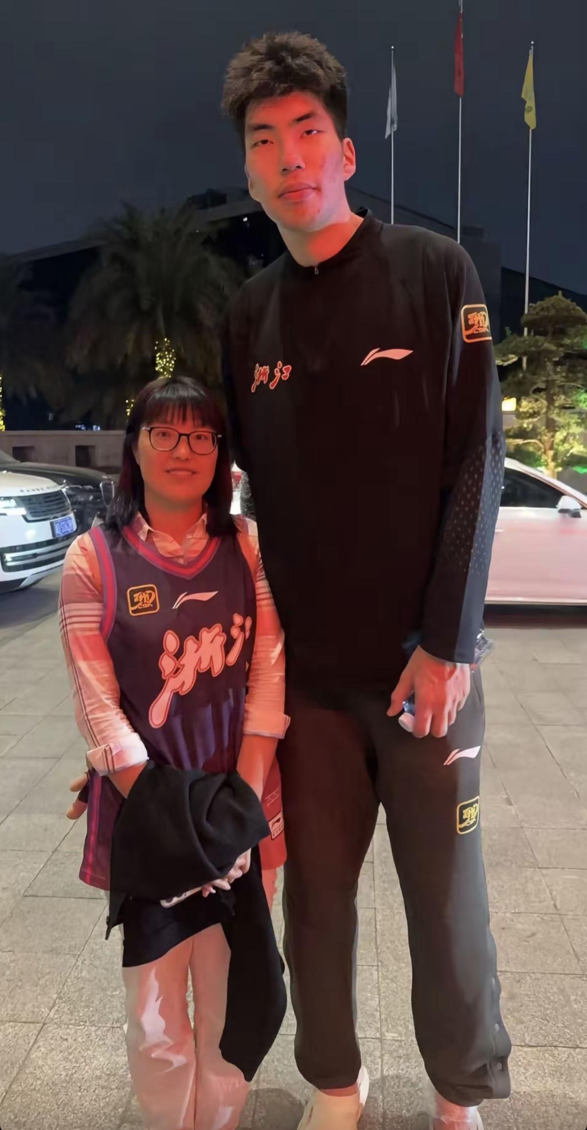 余嘉豪回归浙江稠州男篮，这是一件大好事。首先下个赛季，由于外援出场时间的减少，浙