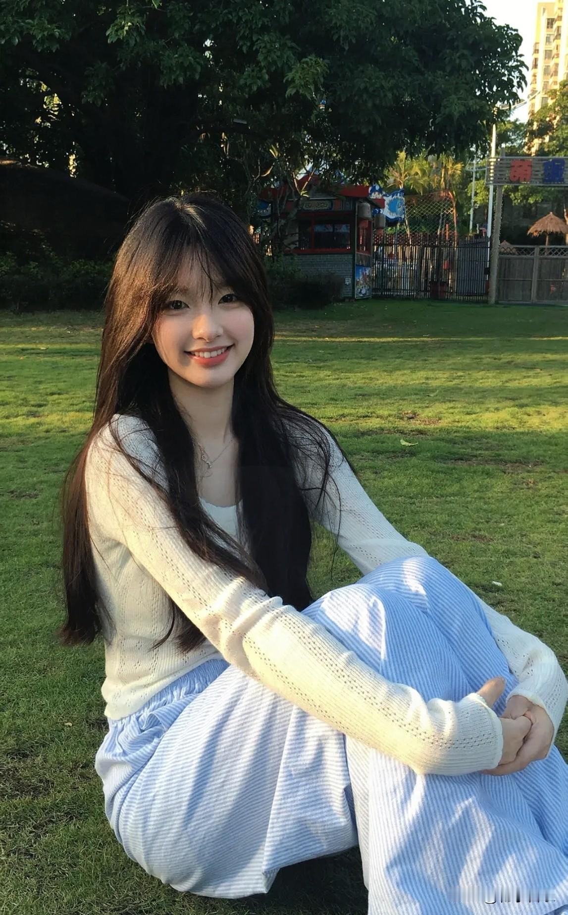 公园偷闲的甜美少女，被阳光裹满的时光，温柔又治愈～晒图笔记大赛分享一张你相册里