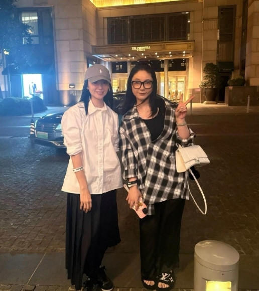 45岁董洁在上海逛街被偶遇，她的气质真好，身材很瘦，个子看起来不高，目测只有1.