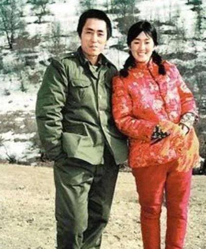1987年，张艺谋在筹拍《红高粱》，花了四万块钱，请当地农民种100亩红高粱，并