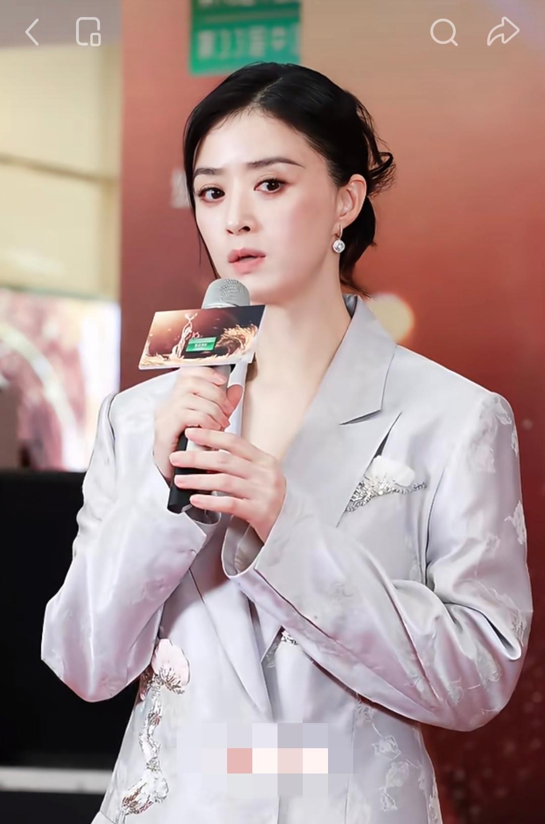 大家发现了吗？蒋欣越来越不对劲了，不是变胖变老了，而是她明明44岁了，居然越