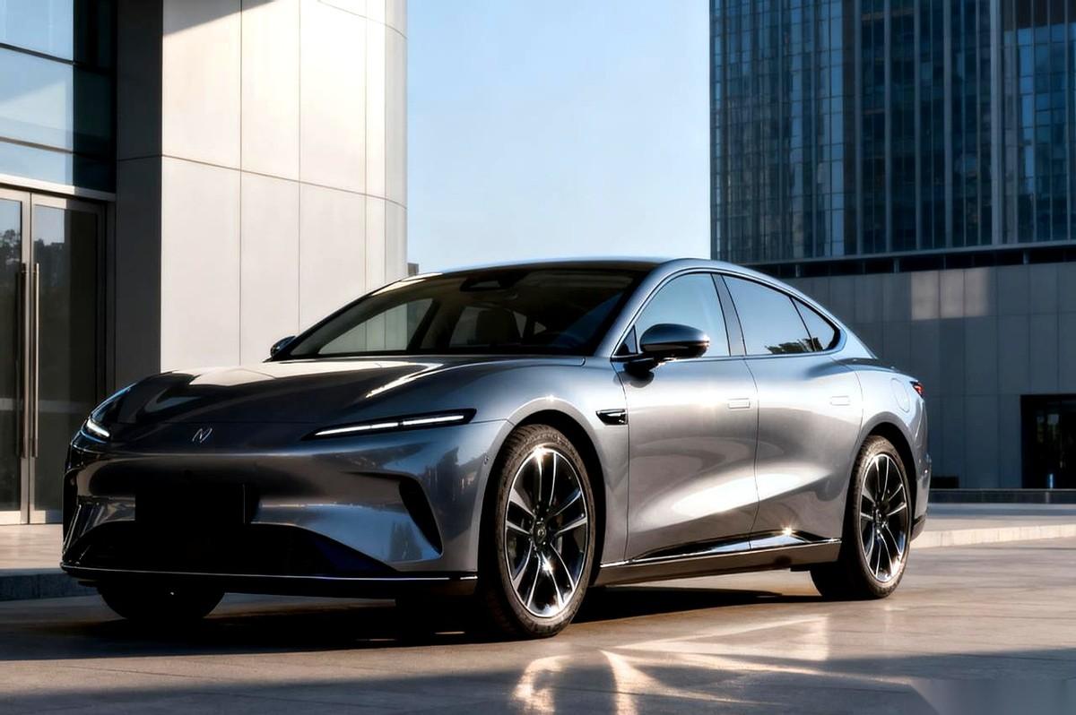 昨天等红绿灯，我突然觉得自己像个活化石。真的，就那一瞬间。前后左右，清一色的