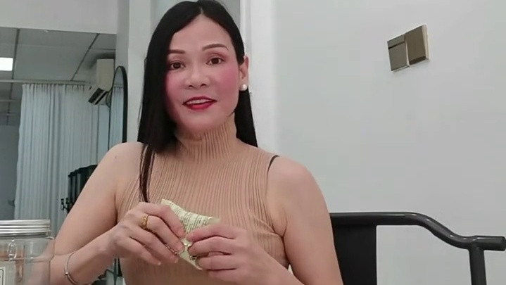 楼上王姨有个习惯，睡觉必须光溜溜的