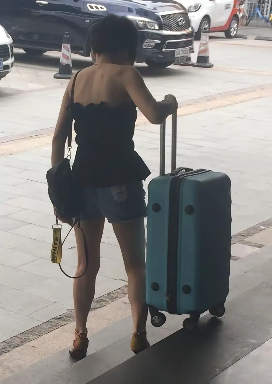 这么热，该不该帮她一把？