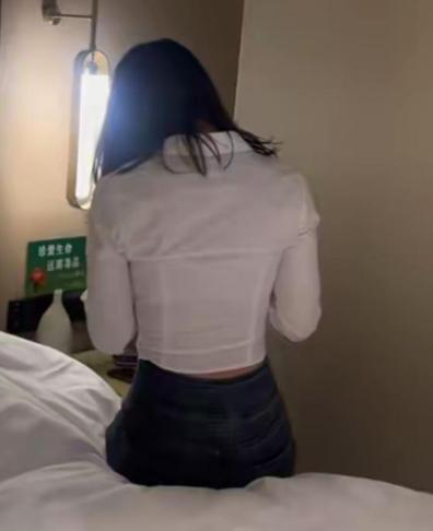 广东一名男子以买保险当幌子，多次暗示女业务员“献身”。俩人去酒店见过面，投保书都