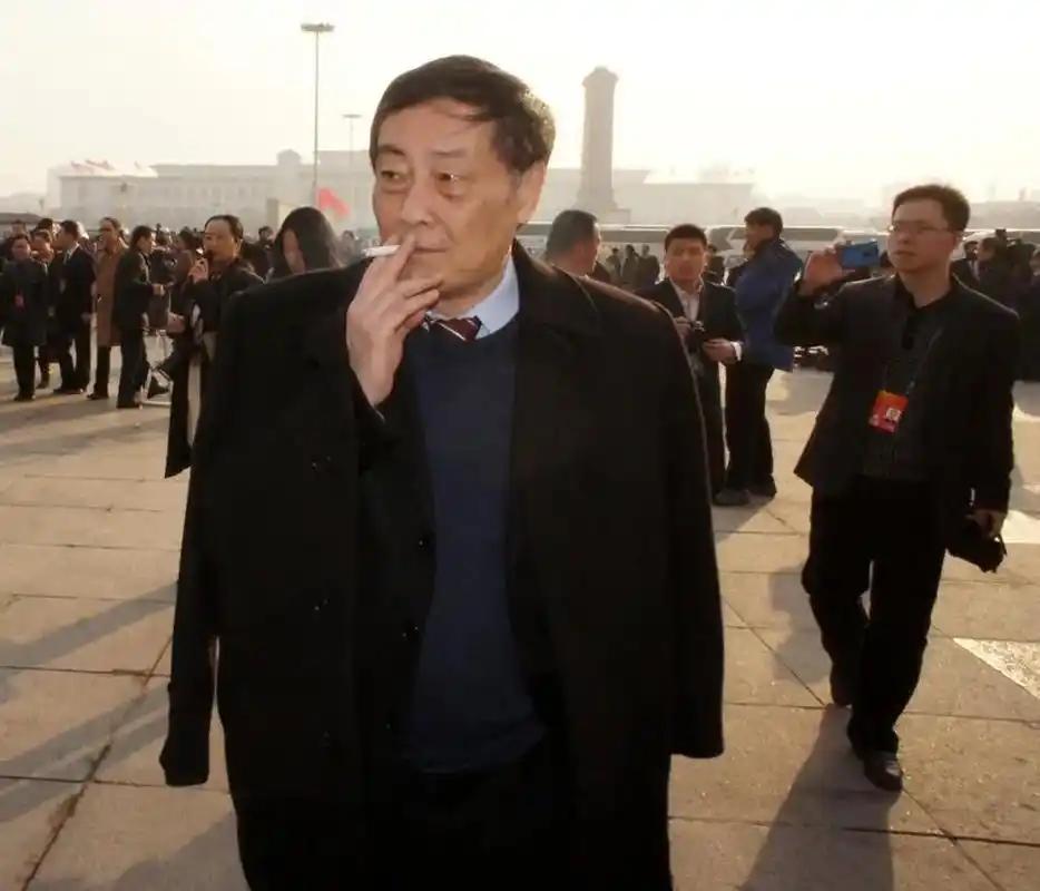 宗庆后费尽心机的21亿美元信托计划被中美税务精准击穿，名利双输。 一年前，离