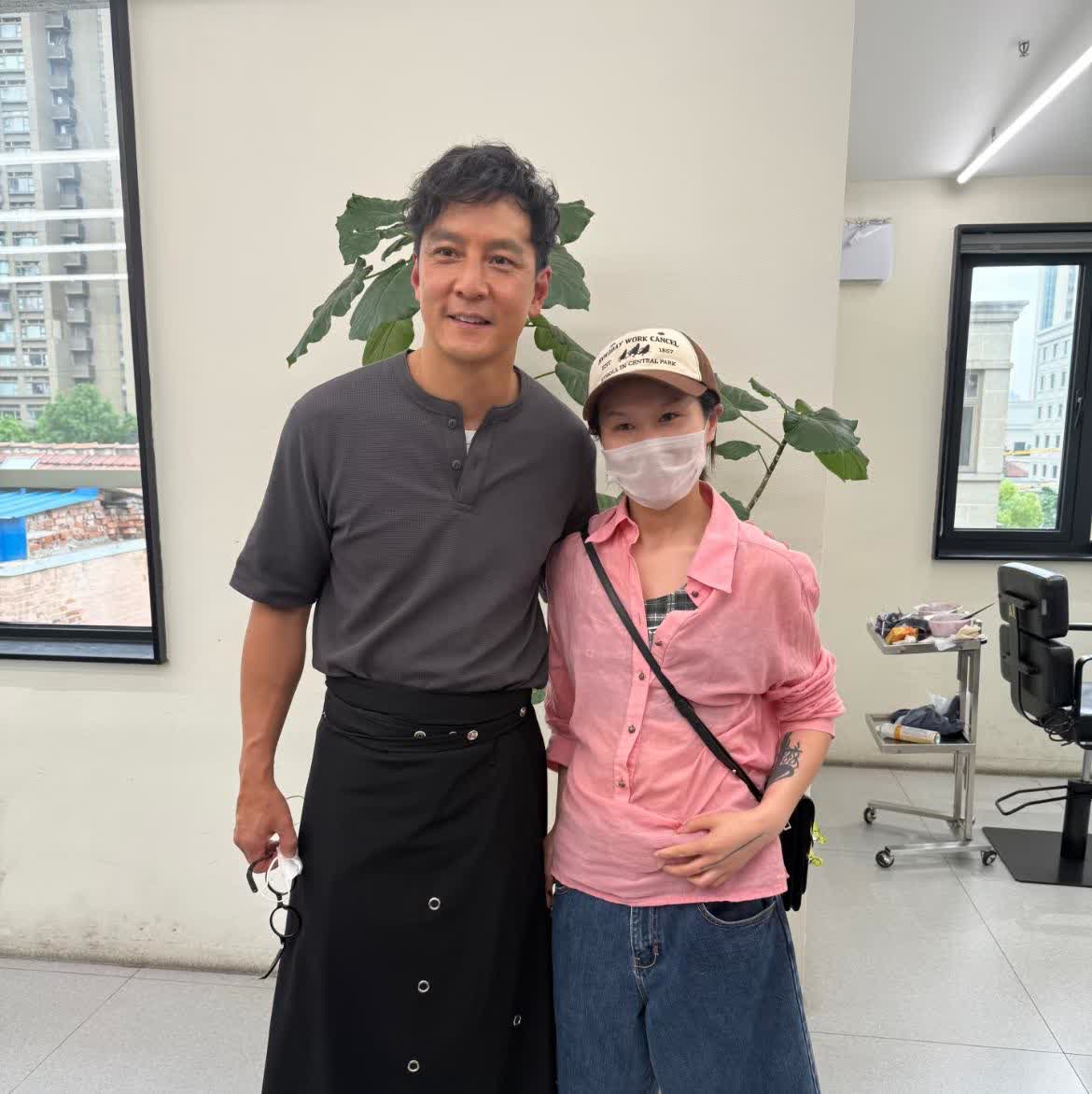 网友在理发店打工偶遇吴彦祖大家看看，50岁的吴彦祖在无美颜滤镜下这个状态
