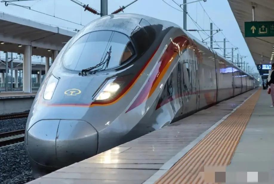 为什么高铁速度那么快，却很少颠簸？高铁时速能达300公里，却平稳不颠簸。因为