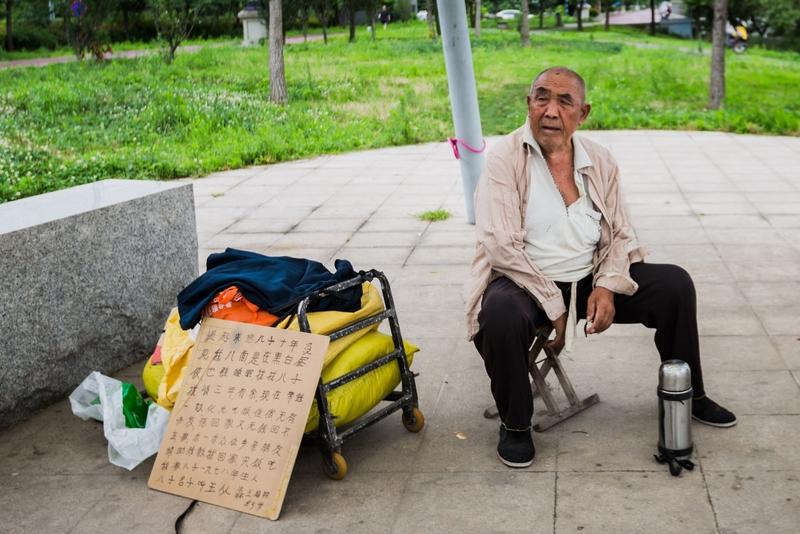 泪目！滞留迪拜中国老人含泪发声：降压药掰半吃，只想平安回家揪心！中东局势突