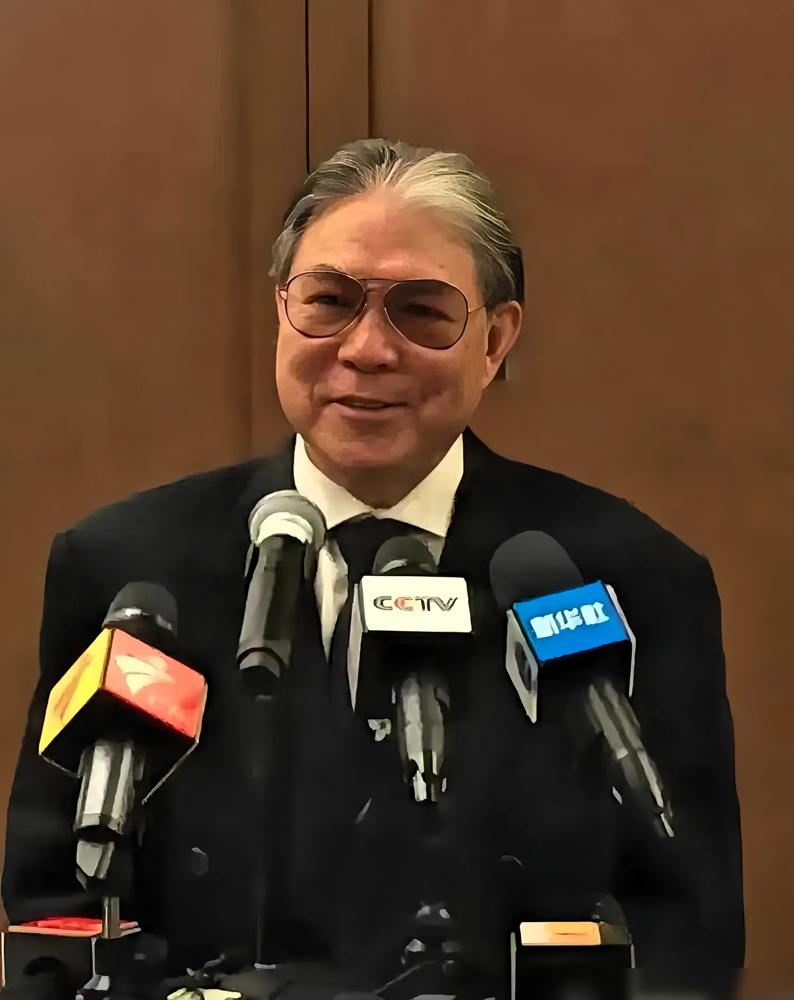 燃炸了！73岁的霍震霆在零下30度的阿拉斯加和摩根财团正面硬刚，硬是从对方90亿