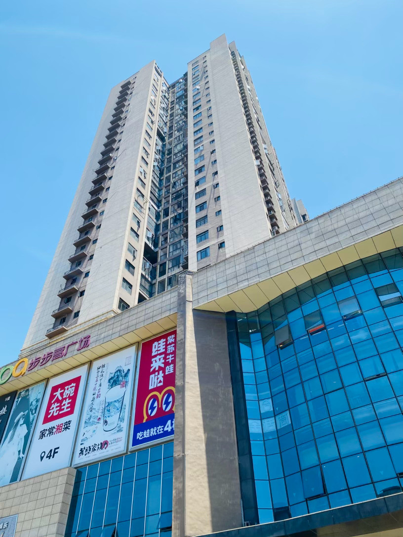 生活手记记录真实生活摄影摄影摄影南县步步高广场：烟火与高楼间的城市心跳阳光倾洒