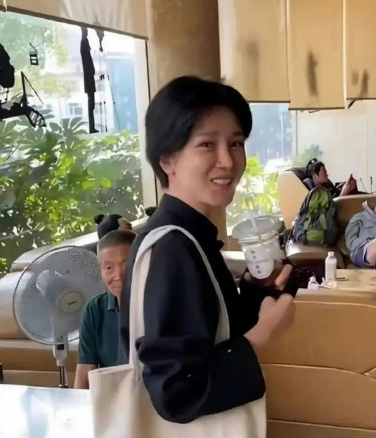 陈小纭素颜出门被偶遇，要不出门还是画个淡妆吧​​​