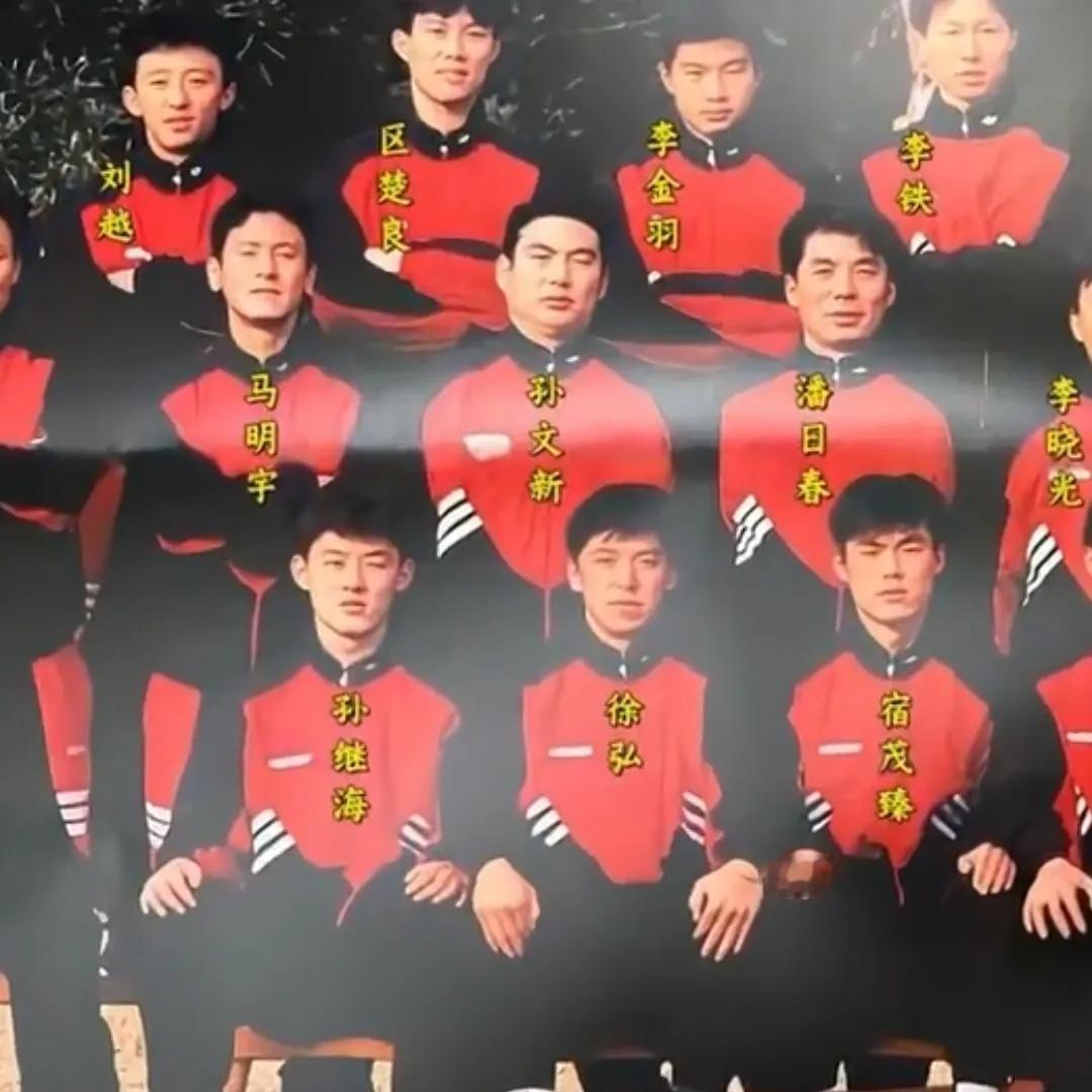 1997年，男足国家队冲击十强赛时，一张珍贵的合影，当时可谓兵强马壮，阵容强大