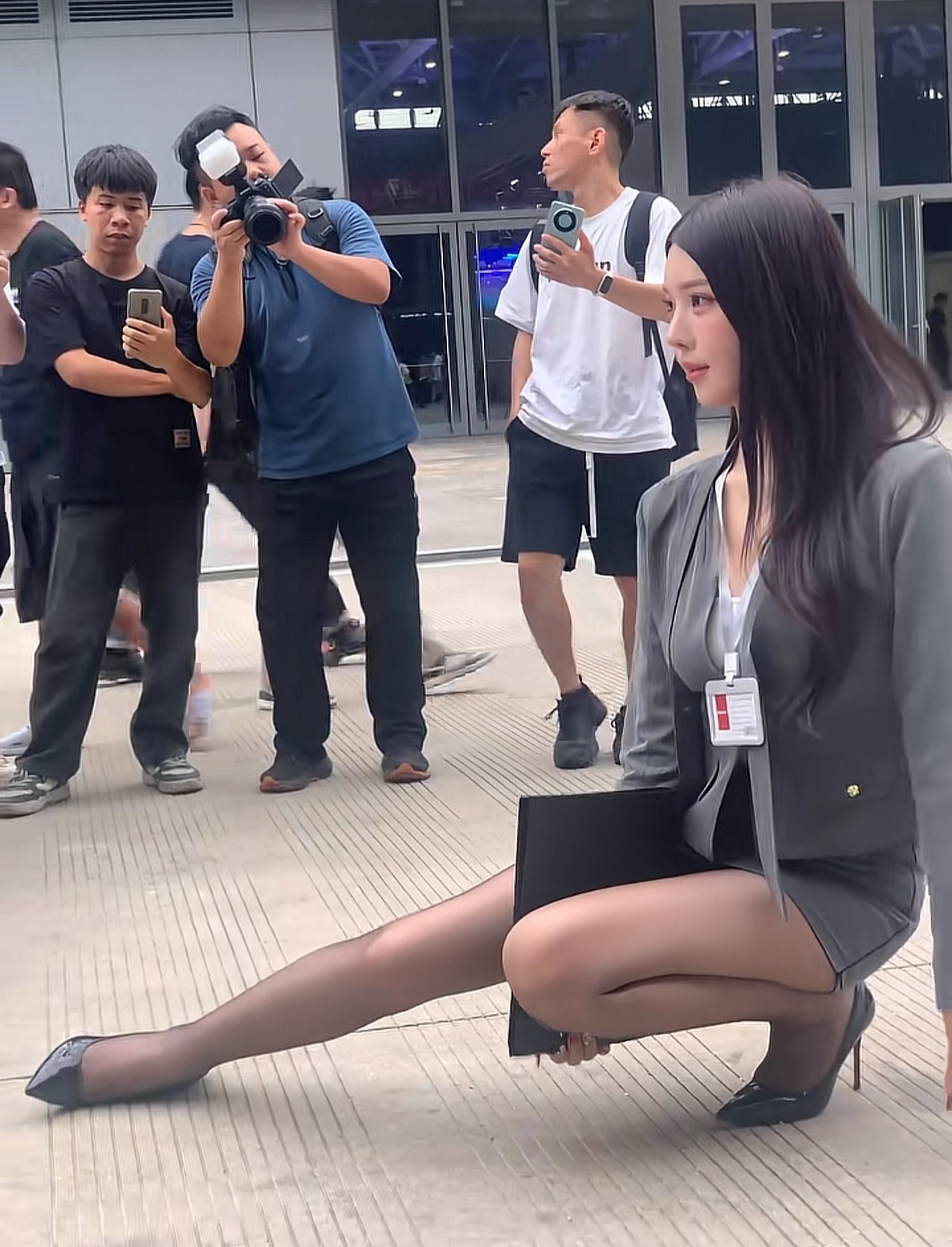 车展门口先预热一下​​​