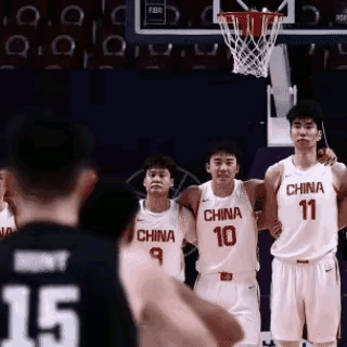 王俊杰这个小伙子，开朗爱笑，在赛前新西兰球员跳毛利战舞的时候，其他中国男篮球员表