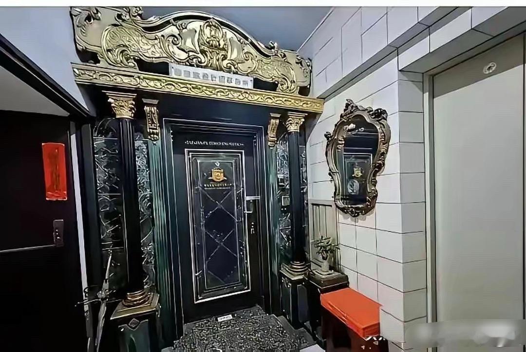 一梯两户，对门装修成这样，怎么感觉怪怪的​​​