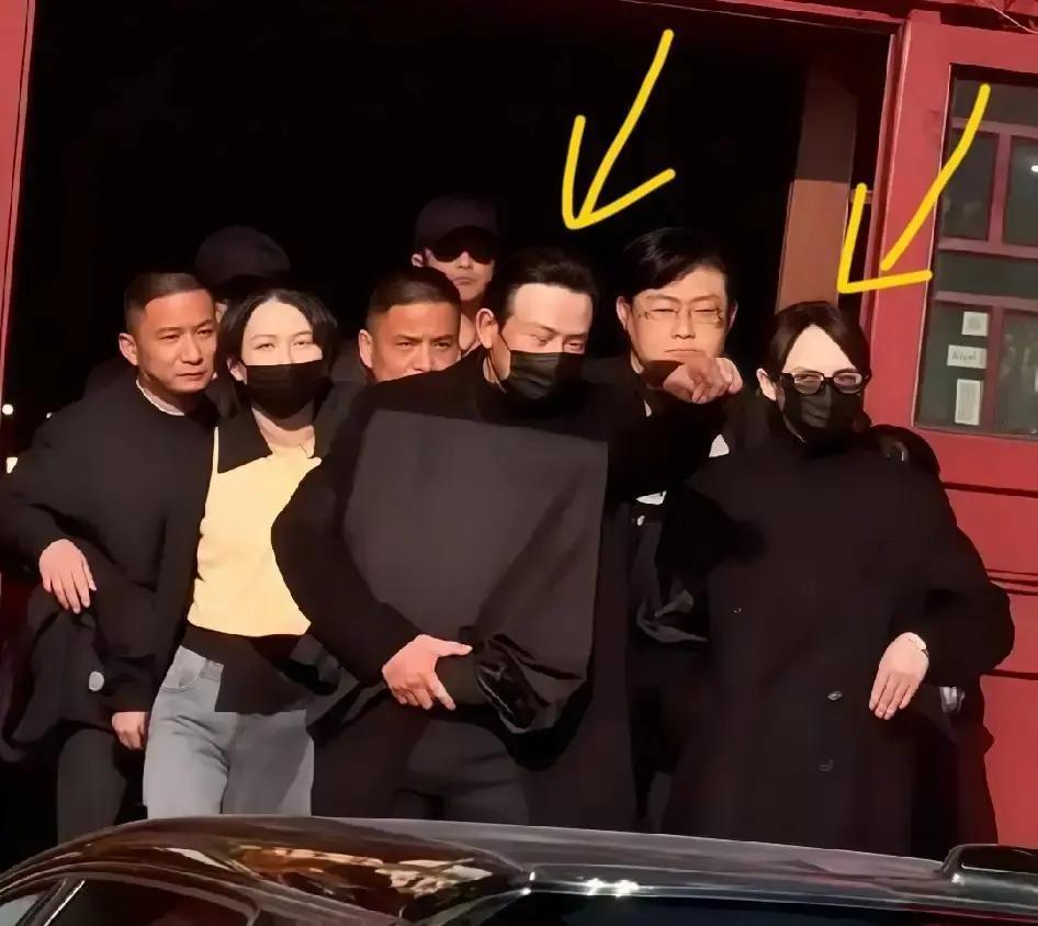 一觉睡醒是不是全网都知道了。23日清晨，罗晋父亲在家乡葬礼低调举行，