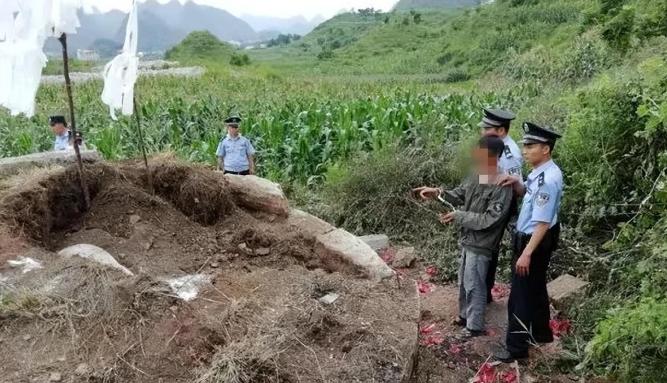 2019年，陕西男子连续3天晚上梦到亡妻，甚至梦到的内容都是一样的，于是男子不顾