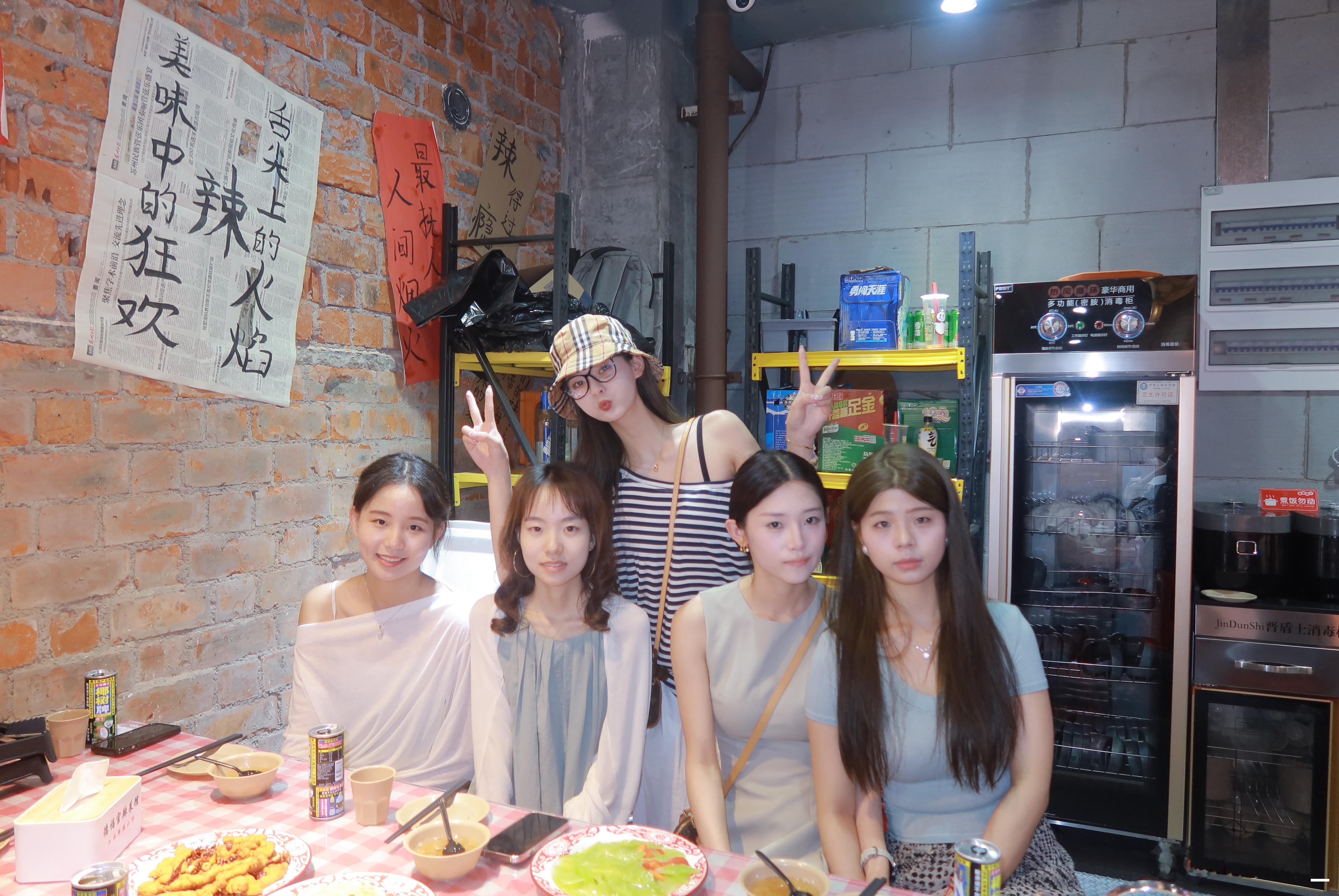 报告大家们已和电子龟龟们见面（第一次请互联网姐妹一起吃饭新体验开心开心（因为