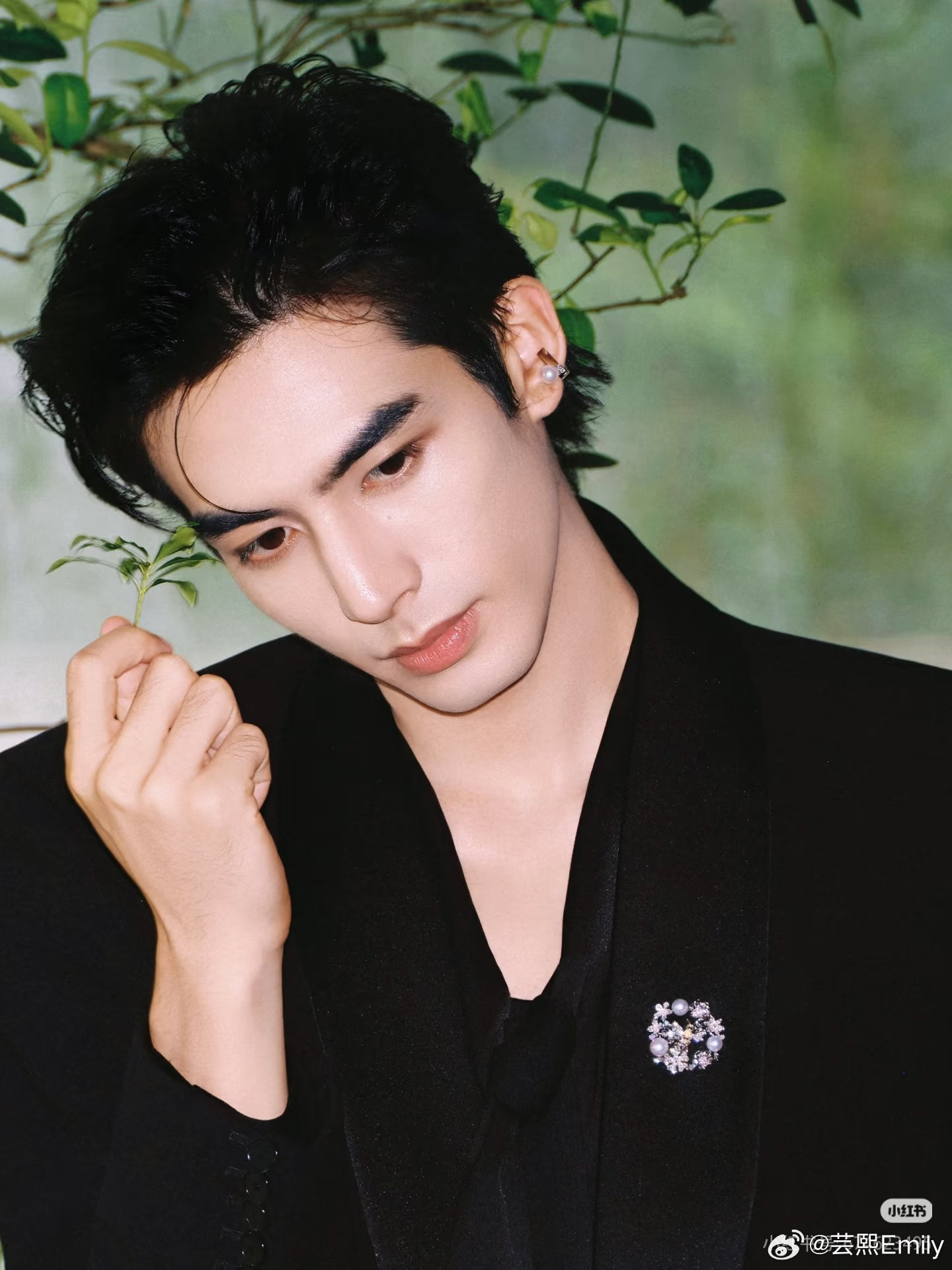 宋威龙釜山亚洲内容大赏造型大片正式释出！宋威龙一身极简黑色缎面西装亮相，Miki