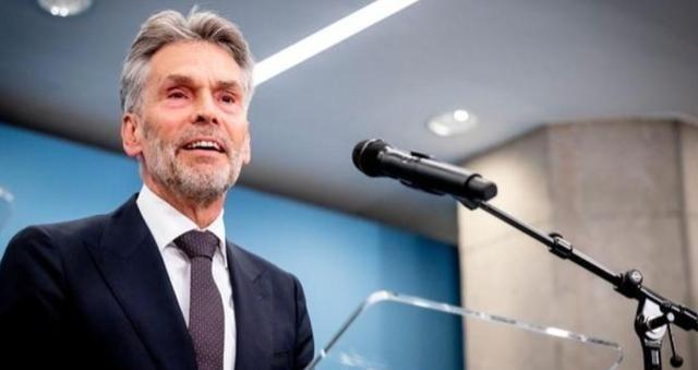 都以为稀土管制能按住荷兰，没想到人家反手就把中低端DUV光刻机也禁了，连老设备维