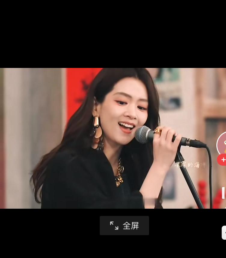 央视直播间里，陈昊宇坐在梅婷和田雨中间，整整十五分钟一言不发，低着头旁若无人地折