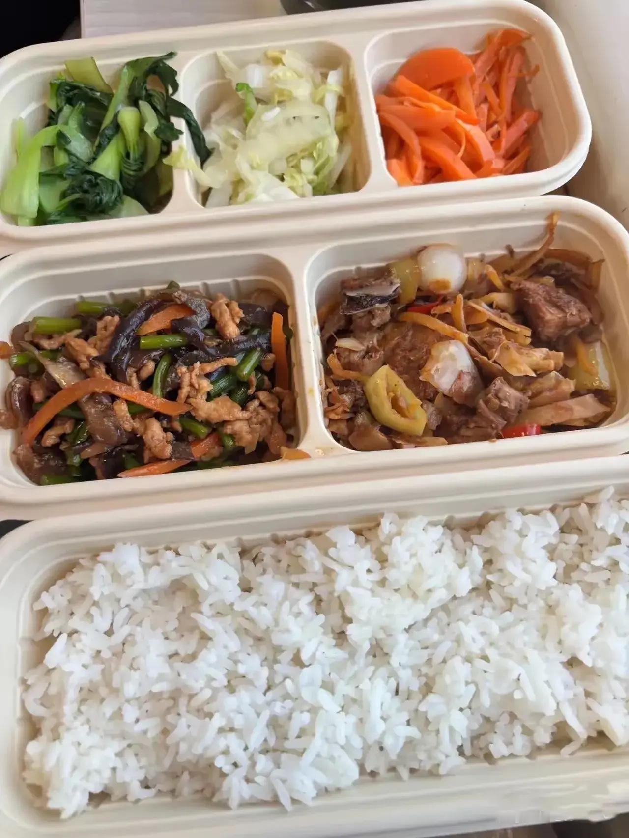 高铁上45元，贵不贵？良心说，有点小贵，卖30元合适。有人说街头盒饭10元，二者