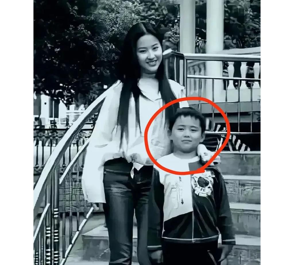 一张摄于2003年杭州的老照片，大家看看与刘亦菲在公园里的这个小男孩是谁！那时候