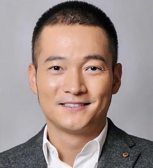 平时的动作细节是骗不了人的，喻恩泰在《胜券在握》的首映礼表现，让很多网友