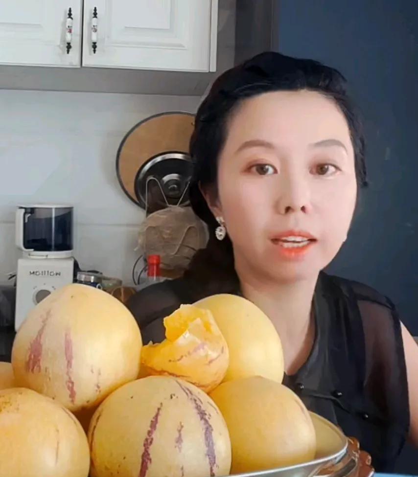 田静今天下午四点直播，直播间三四百人，又恢复过去的流量状态！田静说：我相信，
