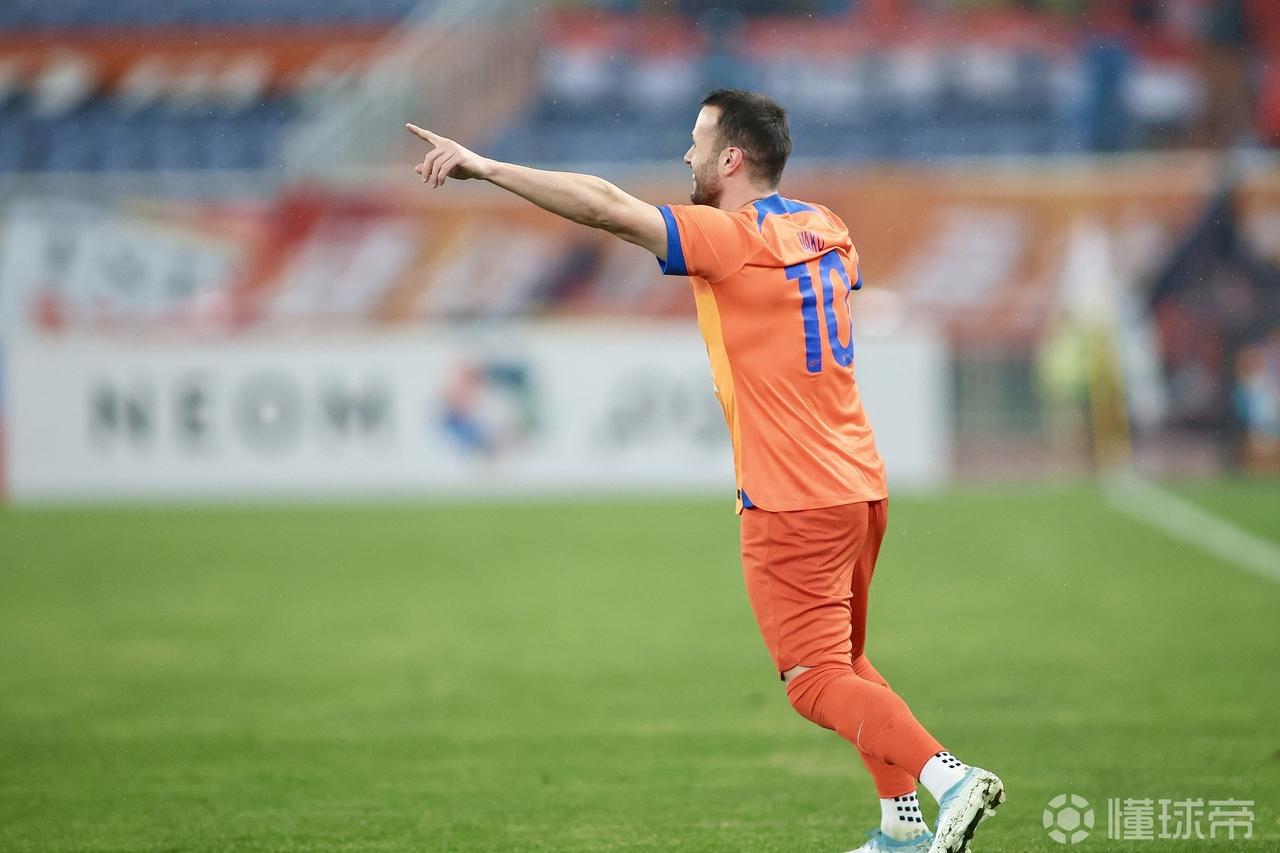 名记牛志明：泰山队多位外租球员归队训练，德尔加多在列！该记者称，除了段刘愚跟随