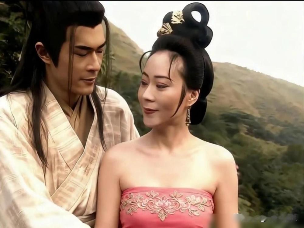 别再瞎传了，杨过看黄蓉那几眼，根本不是你想的那回事！网上说的什么“三次暗赞”