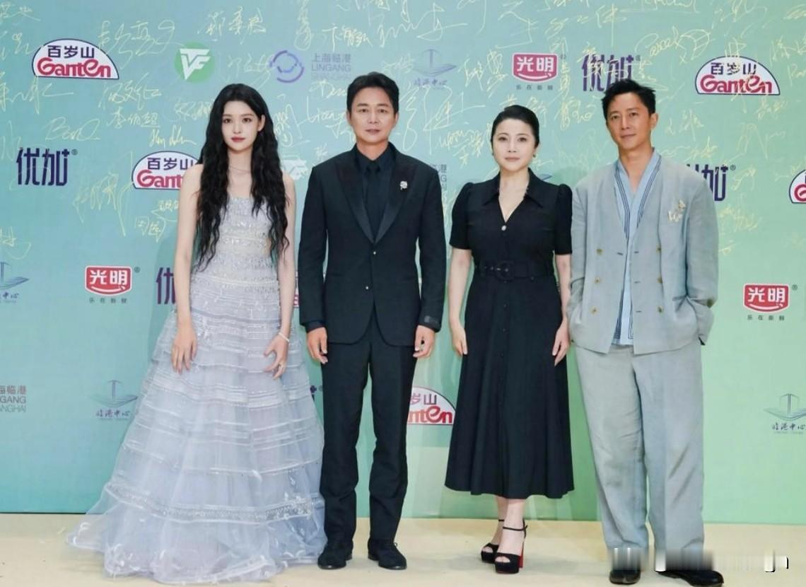 这张四个人的合照，看着就特别有戏！张艺上、刘奕君、颜丙燕、韩庚，一个比一个有