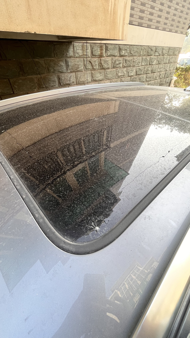 高空坠物砸破比亚迪天窗换要多少钱车放小区好多天没开，周末开车觉得风声特别大，还