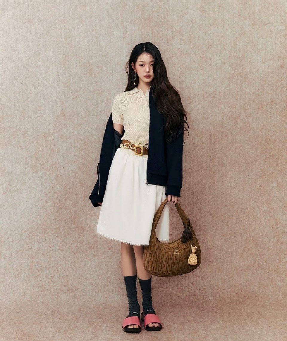 真的很难懂，miumiu给韩国明星张元英拍的就很好看，为啥内娱女明星就拍的这么随